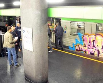 Sesso nell’ascensore della metropolitana di Milano: denunciati una 52enne e un 19enne