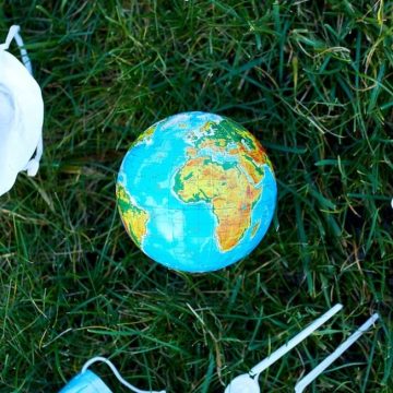 Un mare di vaccini (e plastica): i rifiuti causati dalla pandemia