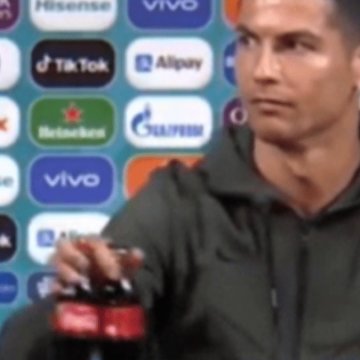 Coca Cola, a Cristiano Ronaldo non piace e la oscura. Ma l’episodio è grave (non da ridere)