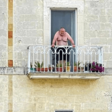 G20 a Matera, chi è l’uomo a torso nudo che ha guardato i potenti dall’alto in basso