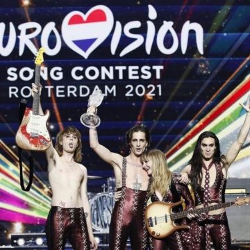 Eurovision 2022, non solo musica, “la sfida è geopolitica”. L’esperto: “L’Ucraina ha già vinto la sua battaglia, l’Italia favorita per un brano dai valori LGBT”