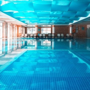 Lago d’Orta, tragedia in una piscina termale: muore ragazza di 30 anni