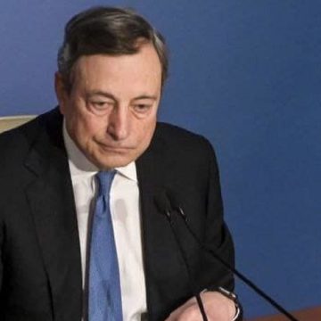 Mario Draghi in conferenza stampa: “Obbligo vaccinale imposto dai dati sui no vax”