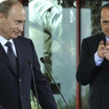 Silvio Berlusconi imita un mitra con Putin