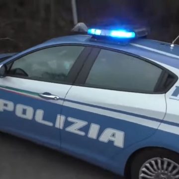 Ennesima tragedia di cronaca a Grosseto, dove una donna è stata trovata morta in strada con il cranio fracassato. Aveva 40 anni, e già si sono aperte le indagini. Sono già partite le prime indagini in merito, compresa l'autopsia. Grosseto, morta donna di 40 anni La vittima trovata morta a Grosseto si chiama, Stefania Lala ed è stata ritrovata per caso a terra da un corriere che ha notato il corpo. Il corpo, ad ogni modo, era stato ritrovato per terra sotto un palazzo vicino alla zona ferroviaria e anche ora la polizia non esclude alcuna ipotesi. Tra queste, una di quelle prese attualmente in considerazione è la caduta accidentale da una delle finestre del caseggiato e nelle prossime ore sarà disposta l'autopsia. Altra ipotesi al vaglio è che qualcuno l'abbia potuta colpire in strada fuori dalla vista dei passanti. La donna era mamma di due bambini piccoli e lavorava in un supermercato. Era separata dal marito e aveva accompagnato i figli a scuola in mattinata.  Disposta l'autopsia Per meglio analizzare il caso, è stata disposta l'autopsia per capire se la donna ha solo i traumi mortali visibili alla testa  o anche lesioni di altro tipo, aspetti che potrebbero far emergere l'uso di uno strumento per colpirla nell'ipotesi di un'aggressione. Leggi anche: Caserta, donna uccisa con un colpo di fucile accidentale in camera da letto