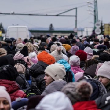 “Soldi dello Stato mai arrivati, lungaggini burocratiche”, fame e disagi: l’inferno dei profughi ucraini. Che preferiscono lasciare l’Italia.