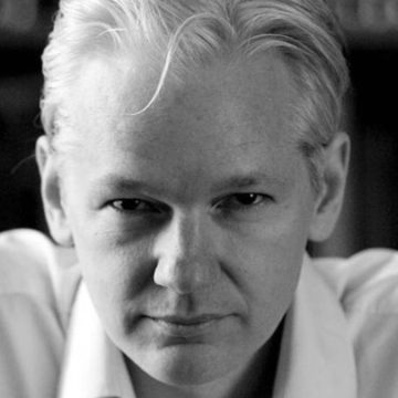 Julian Assange estradato Usa fendere Assange significa difendere la nostra libertà e la nostra dignità. E il principio della libertà d'informazione.