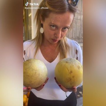 Giorgia Meloni su Tik Tok con i meloni