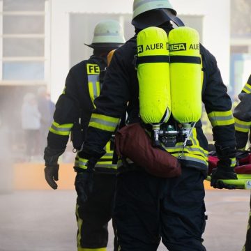 Genova, incendio in un negozio: paura e fumo nero