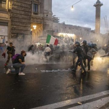 Roma, guerriglia anarchica a Trastevere: poliziotto ferito