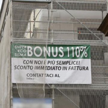 Superbonus come il caro-carburante: il governo prima strappa e poi ricuce