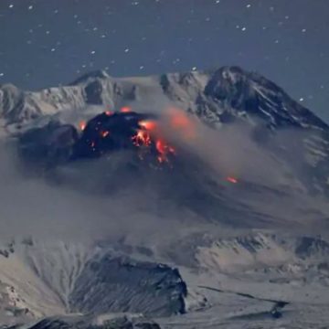 Eruzione del vulcano Shiveluch, grande nube di fumo in Kamchatka