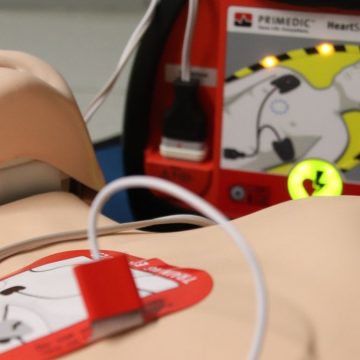 Modena, bambina in arresto cardiaco: salvata grazie all’uso del defibrillatore