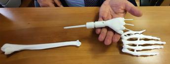 Polso stampato in 3D salva mano destra di una neo-mamma