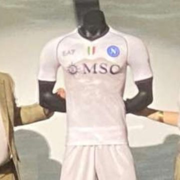 Napoli, lo Scudetto sulla maglia Away spunta dal Vesuvio: che risposta ai cori razzisti