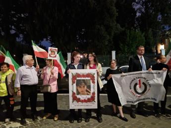 Iran, all'ambasciata a Roma veglia per Armita