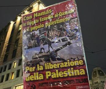Corteo per Palestina a Milano, spuntano cartelli per Hamas