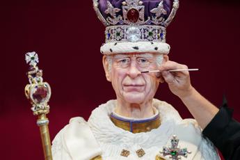 Re Carlo e il 'gemello' di pan di Spagna: ecco la torta a grandezza naturale
