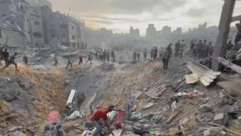 Israele bombarda campo profughi, decine di morti: "Ucciso comandante Hamas"