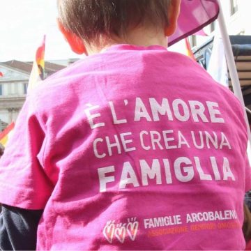 Sì a “genitore 1 e genitore 2” sulla carta d’identità: la famiglia arcobaleno batte la famiglia tradizionale