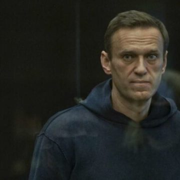 Navalny, il principale oppositore di Putin morto in carcere “dopo una passeggiata”