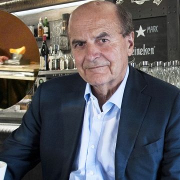 Il ritorno di Bersani: tour da star nei bar di tutta Italia (per salvare il Pd)