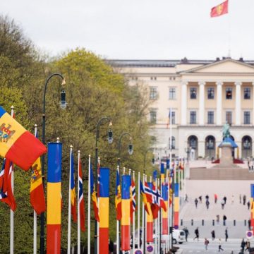 Presidente Moldavia in Norvegia accolta dalle bandiere romene