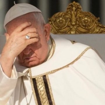 Gay in seminario, perchè il papa si è scusato? Intanto i lefebvriani godono…