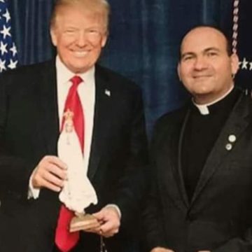 Sempre più americani pensano che Trump sia stato salvato dalla Madonna di Fatima