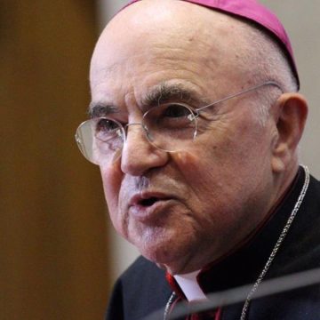 Vaticano, Viganò respinge la condanna: “Il vero scismatico è papa Francesco”