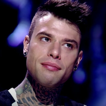 Fedez ancora contro i giornalisti? E sia! Federico, con le mani quando ti pare