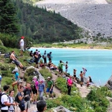 La rivolta dei Comuni montani contro i turisti dalle città: “La montagna non può più essere gratis”