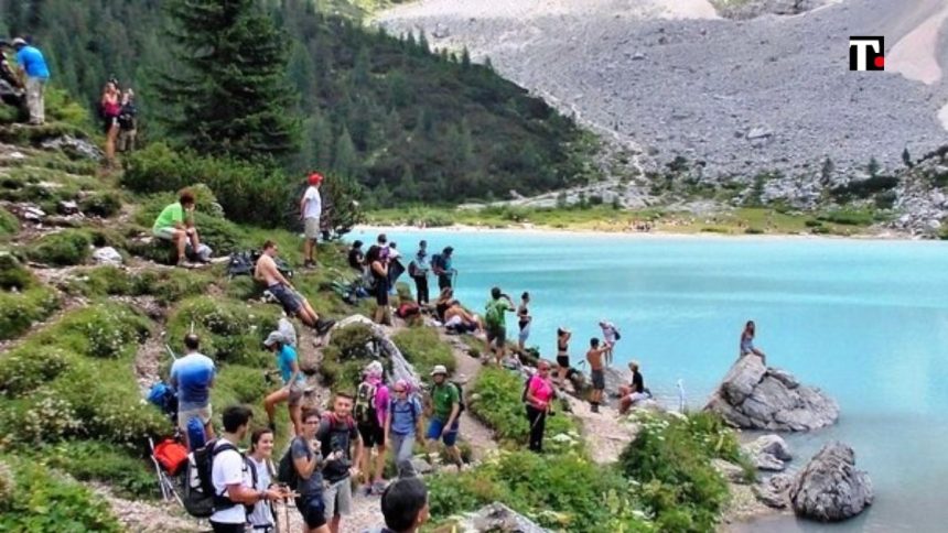 La rivolta dei Comuni montani contro i turisti dalle città: “La montagna non può più essere gratis”